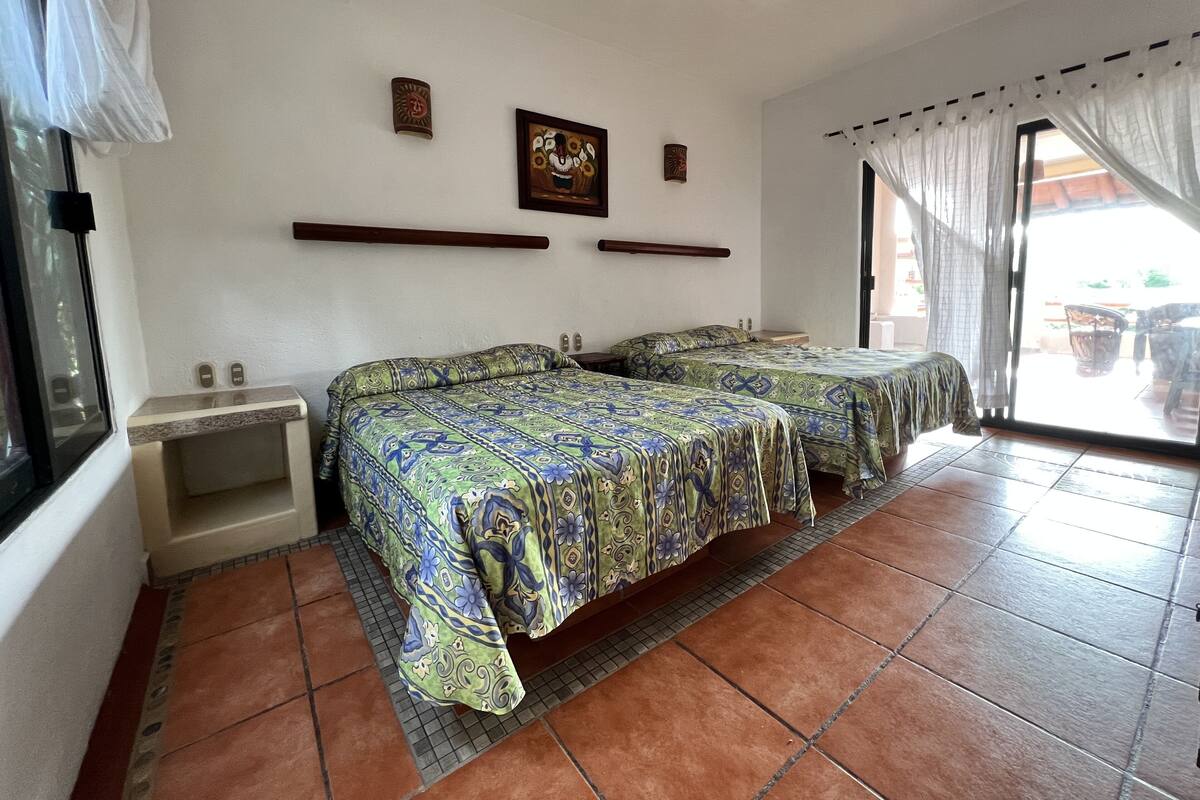 Caja de seguridad en la habitación y ropa de cama