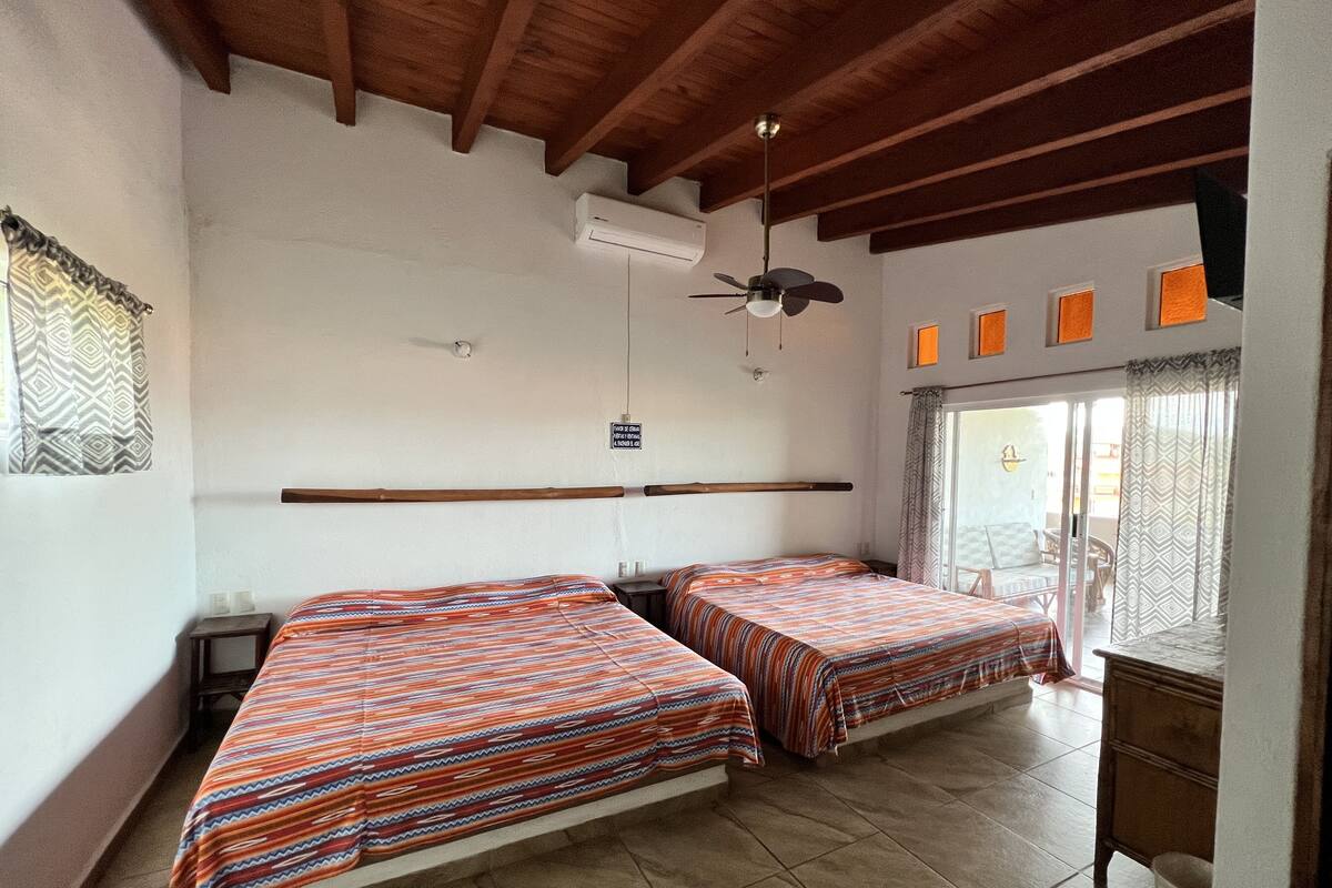 Caja de seguridad en la habitación y ropa de cama