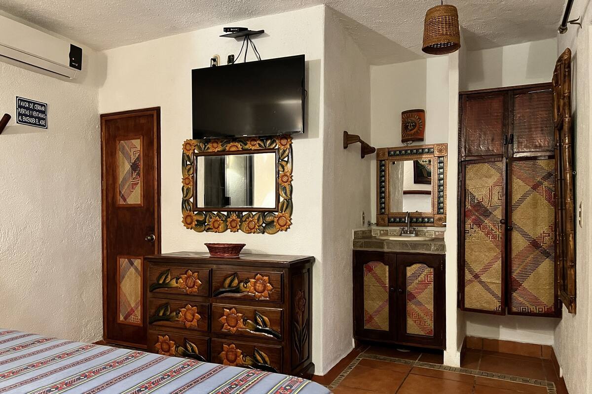Caja de seguridad en la habitación y ropa de cama