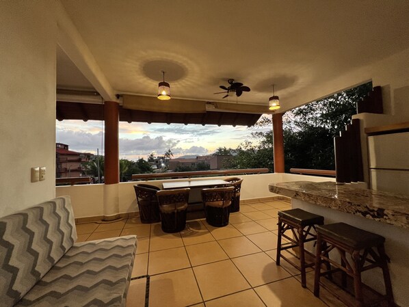 Deluxe Villa, Kitchenette | In-room dining