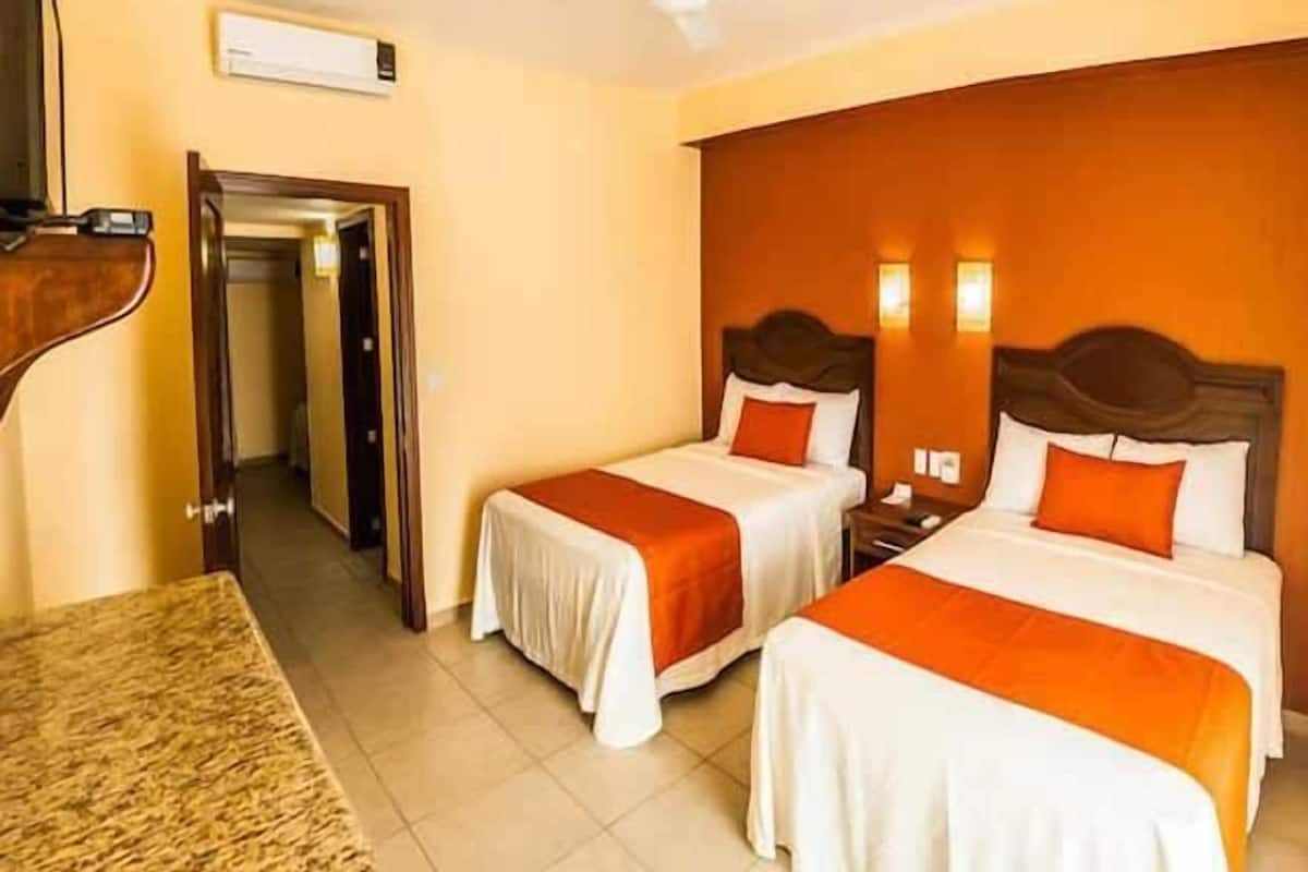 In-room safe, laptop workspace, Internet, bed sheets