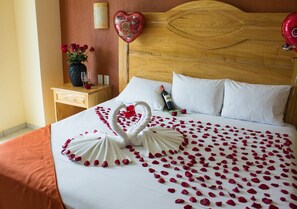 Zimmersafe, laptopgeeigneter Arbeitsplatz, Internetzugang, Bettwäsche