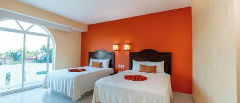 Kamar Double Standar, 2 Tempat Tidur Queen | Area keluarga | Televisi LCD 32-inci dengan saluran TV satelit dan TV