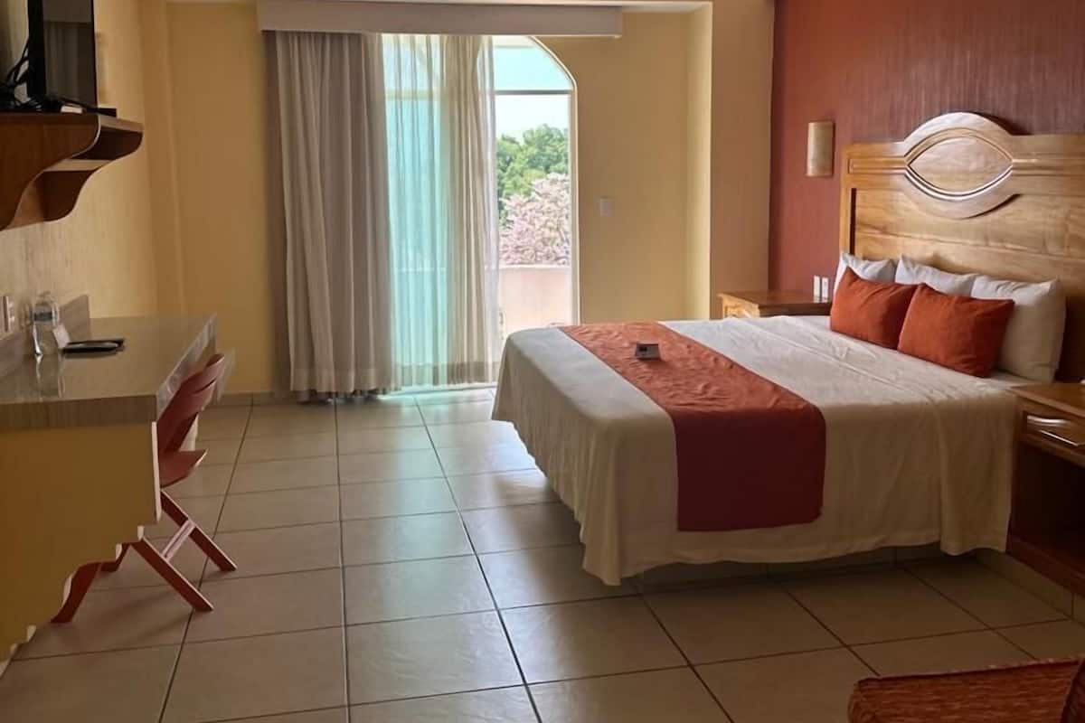 In-room safe, laptop workspace, Internet, bed sheets