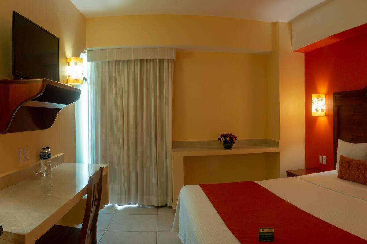 In-room safe, laptop workspace, Internet, bed sheets