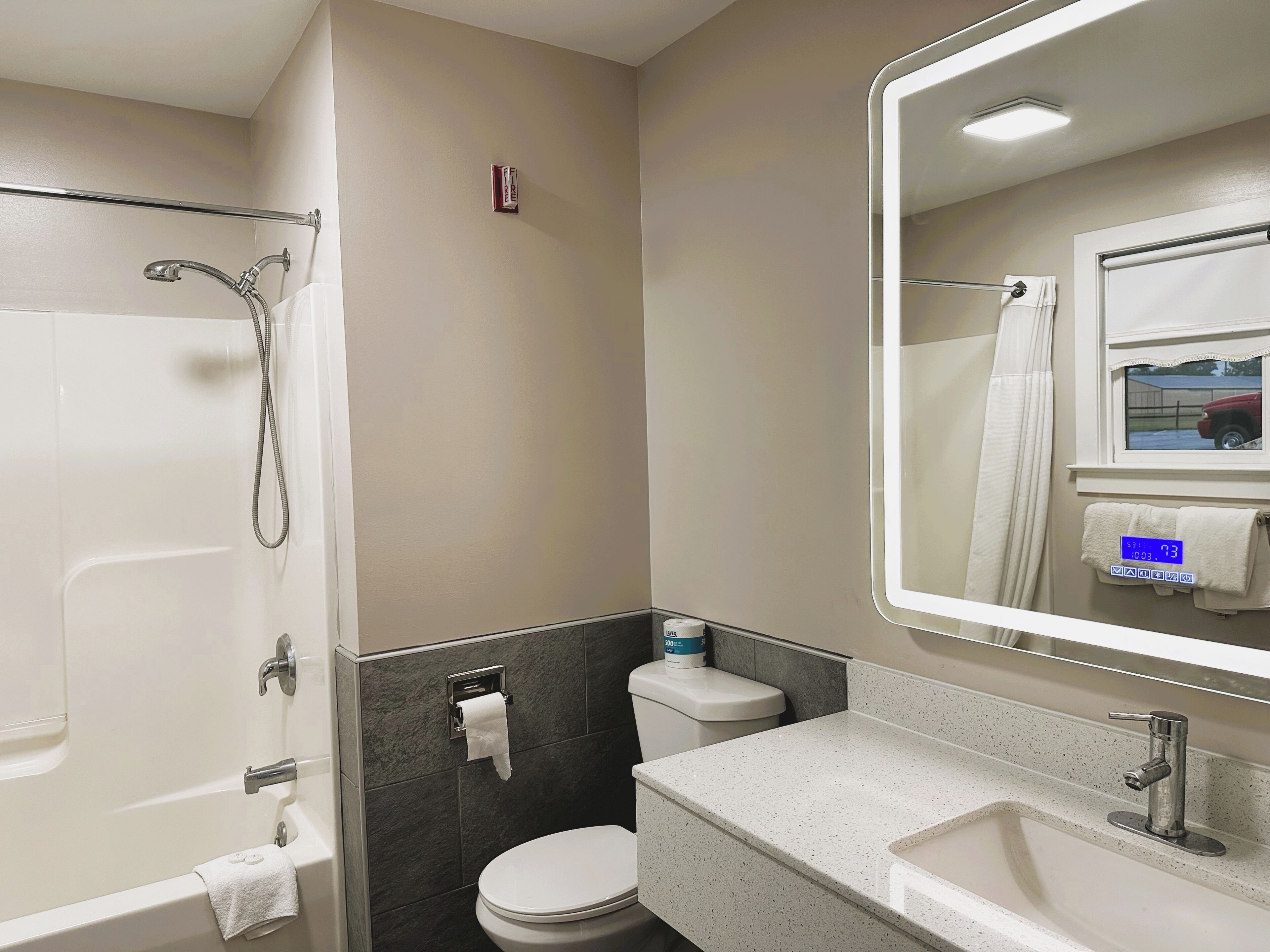 deluxe cottage, 2 queen beds | bathroom | combined shower/bathtub, free toiletries, towels