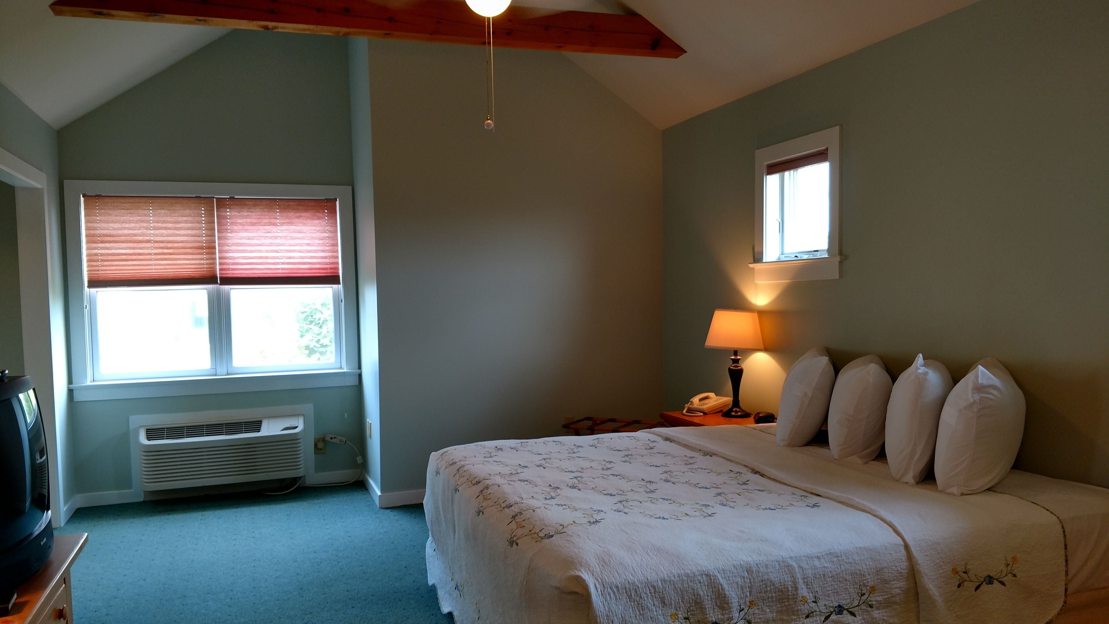 deluxe cottage, 1 king bed with sofa bed | 4 bedrooms, iron/ironing board, free wifi, bed sheets
