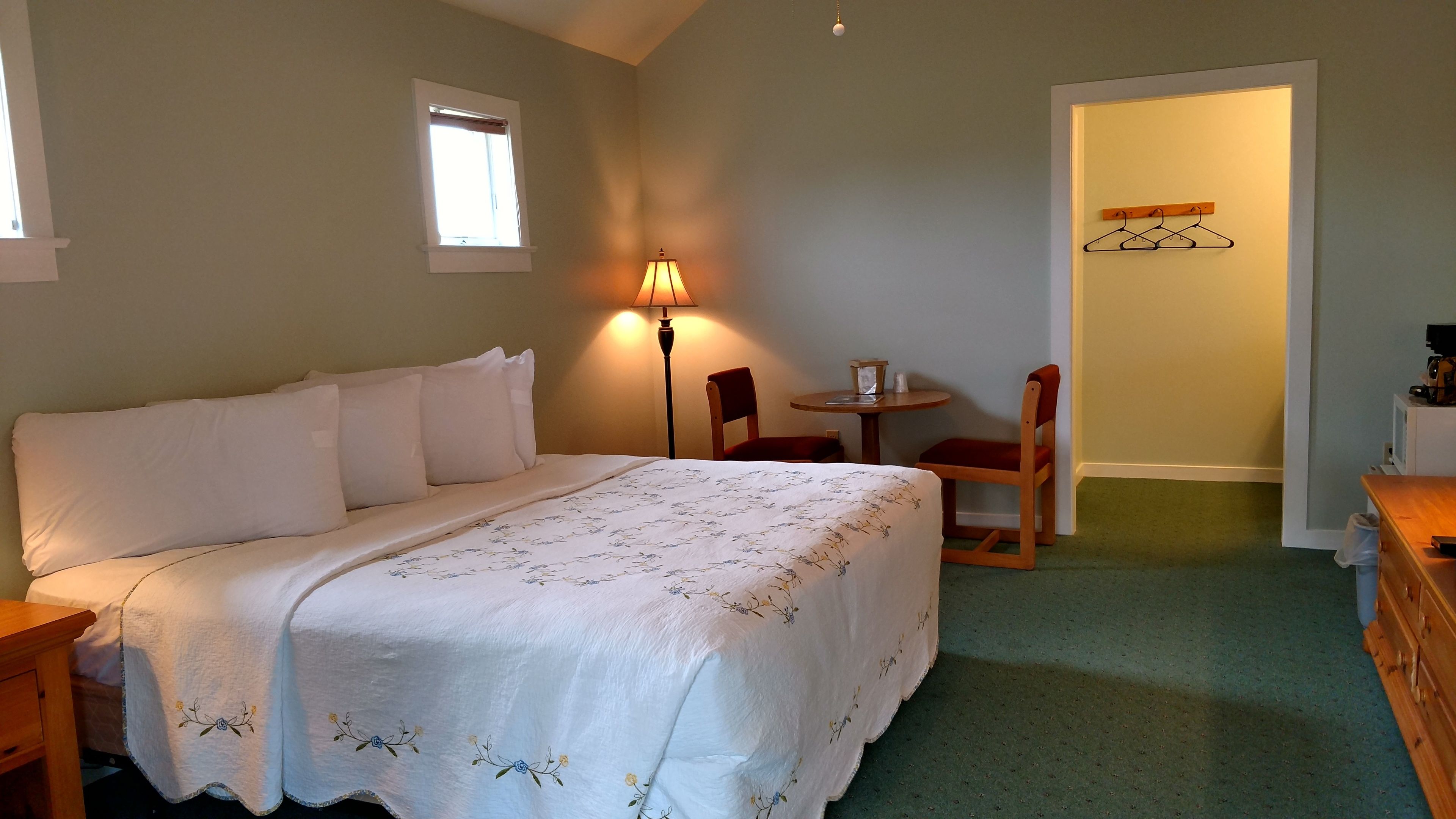 deluxe cottage, 1 king bed with sofa bed | 4 bedrooms, iron/ironing board, free wifi, bed sheets