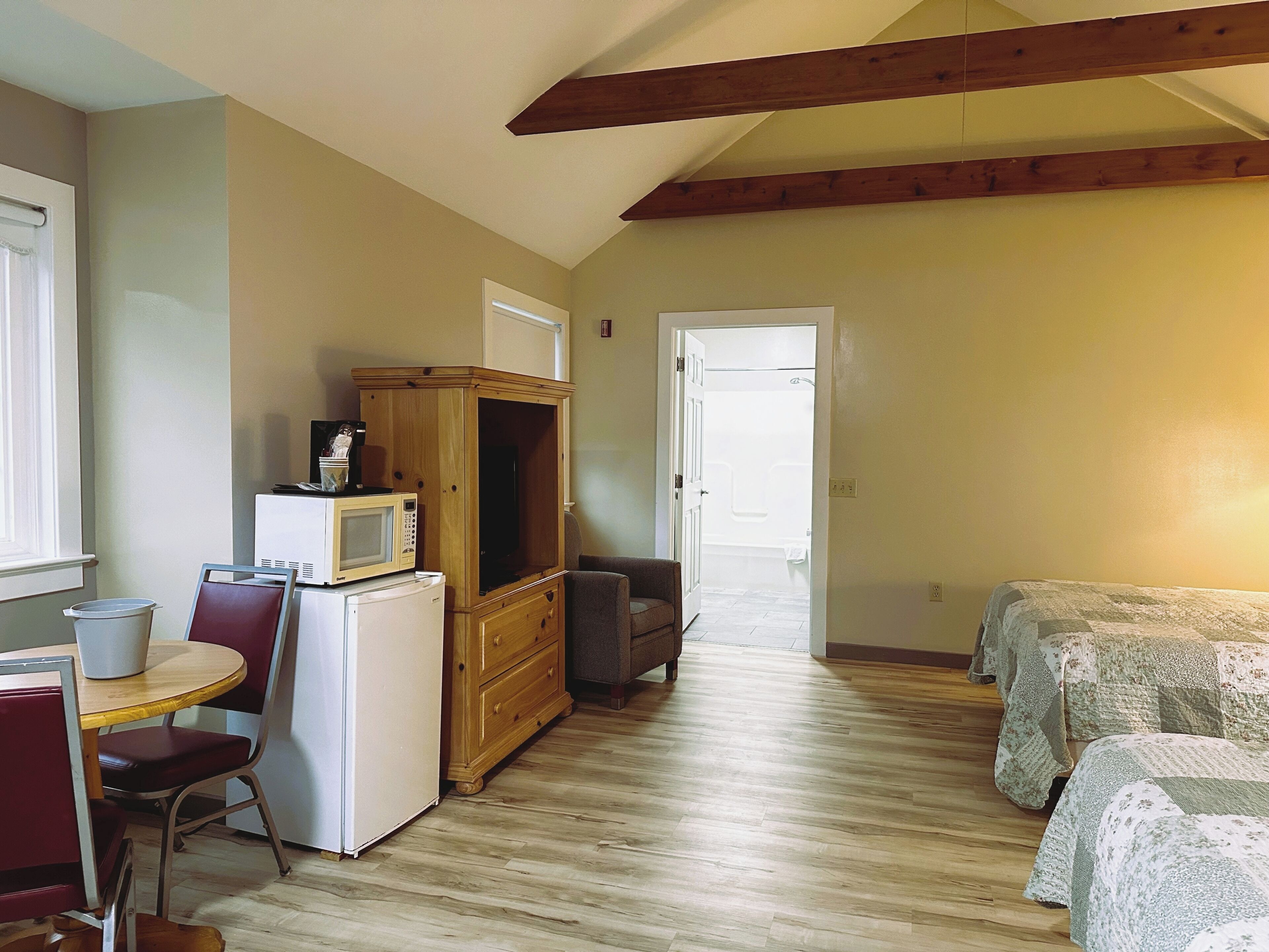 deluxe cottage, 2 queen beds | 4 bedrooms, iron/ironing board, free wifi, bed sheets