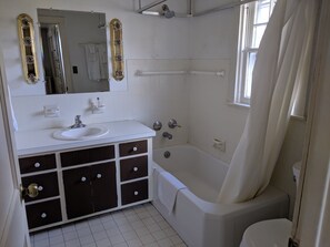 Casa familiar | Baño | Tina con regadera, amenidades de baño gratuitas, toallas 