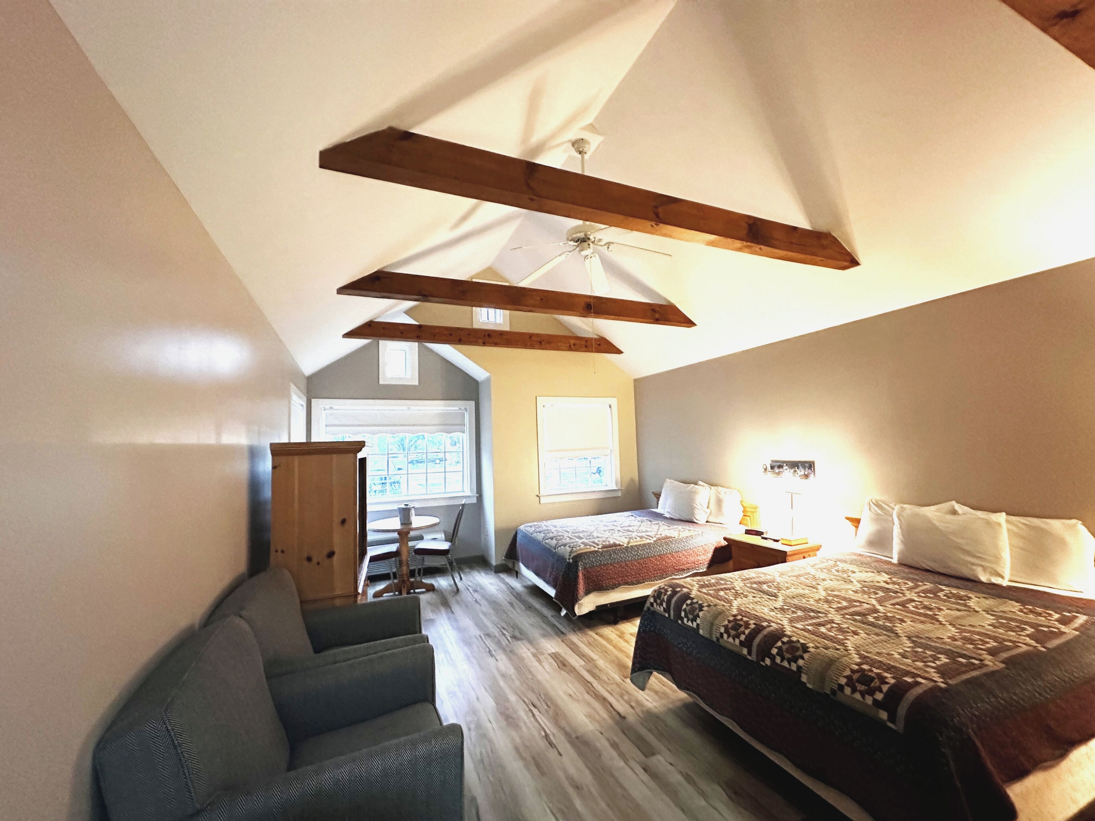 Tabla de planchar con plancha, wifi gratis y ropa de cama 