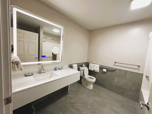 Deluxe Cottage, 2 Queen Beds | Bathroom | Combined shower/tub, free toiletries, towels - Spruce Lane Lodge and Cottages (Lancaster)