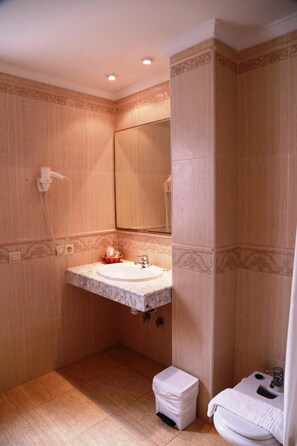 Tina, amenidades de baño gratuitas, secadora de cabello, bidet 