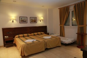 Minibar, caja de seguridad en la habitación y escritorio 