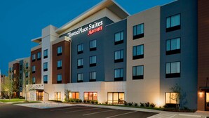 Een TownePlace Suites Marriott hotel met een modern design, meerdere verdiepingen en een parkeerplaats.
