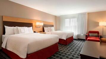 Escritorio, espacio para trabajar con laptop y cortinas blackout