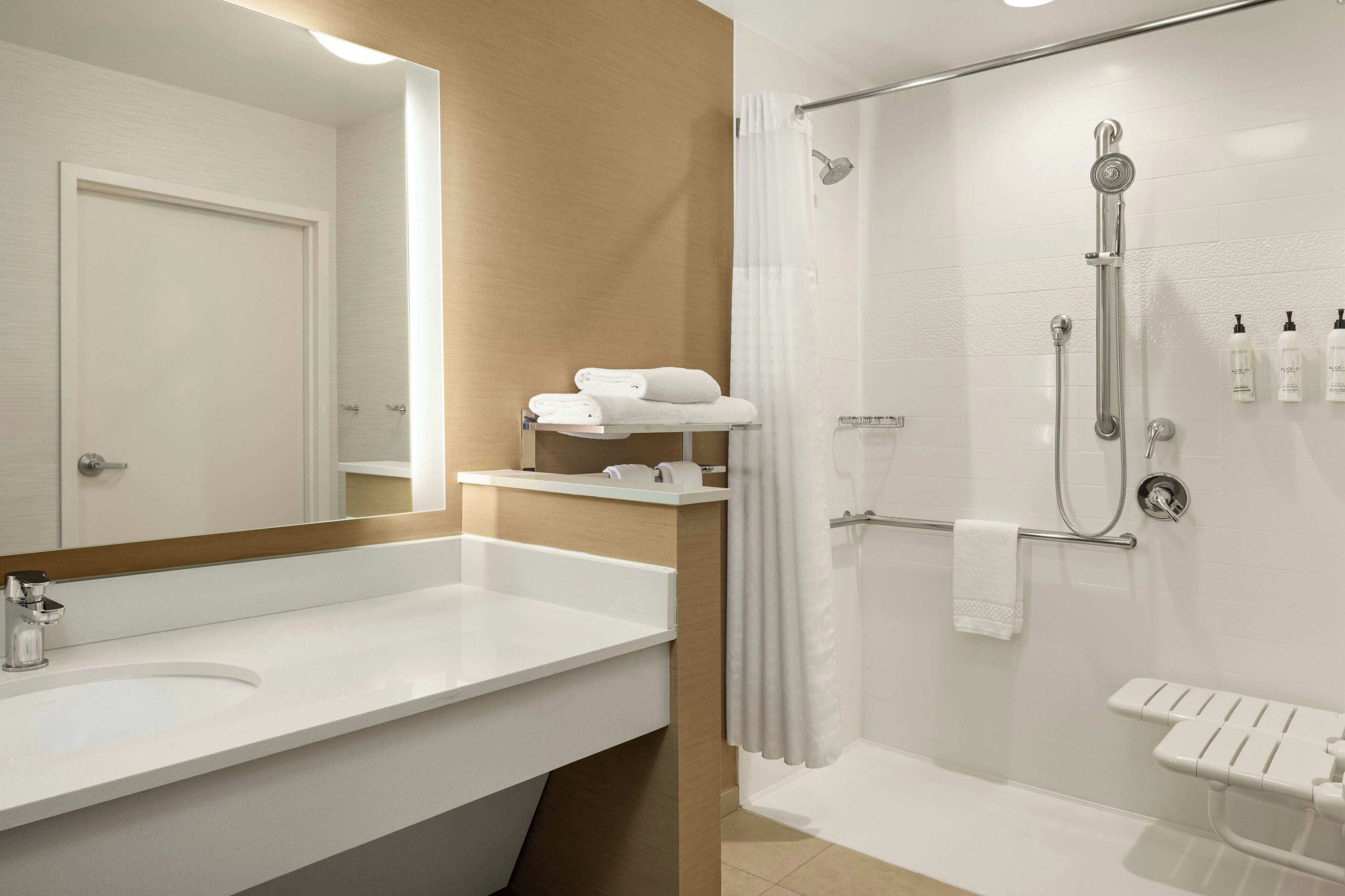 combined shower/bathtub, hair dryer, towels