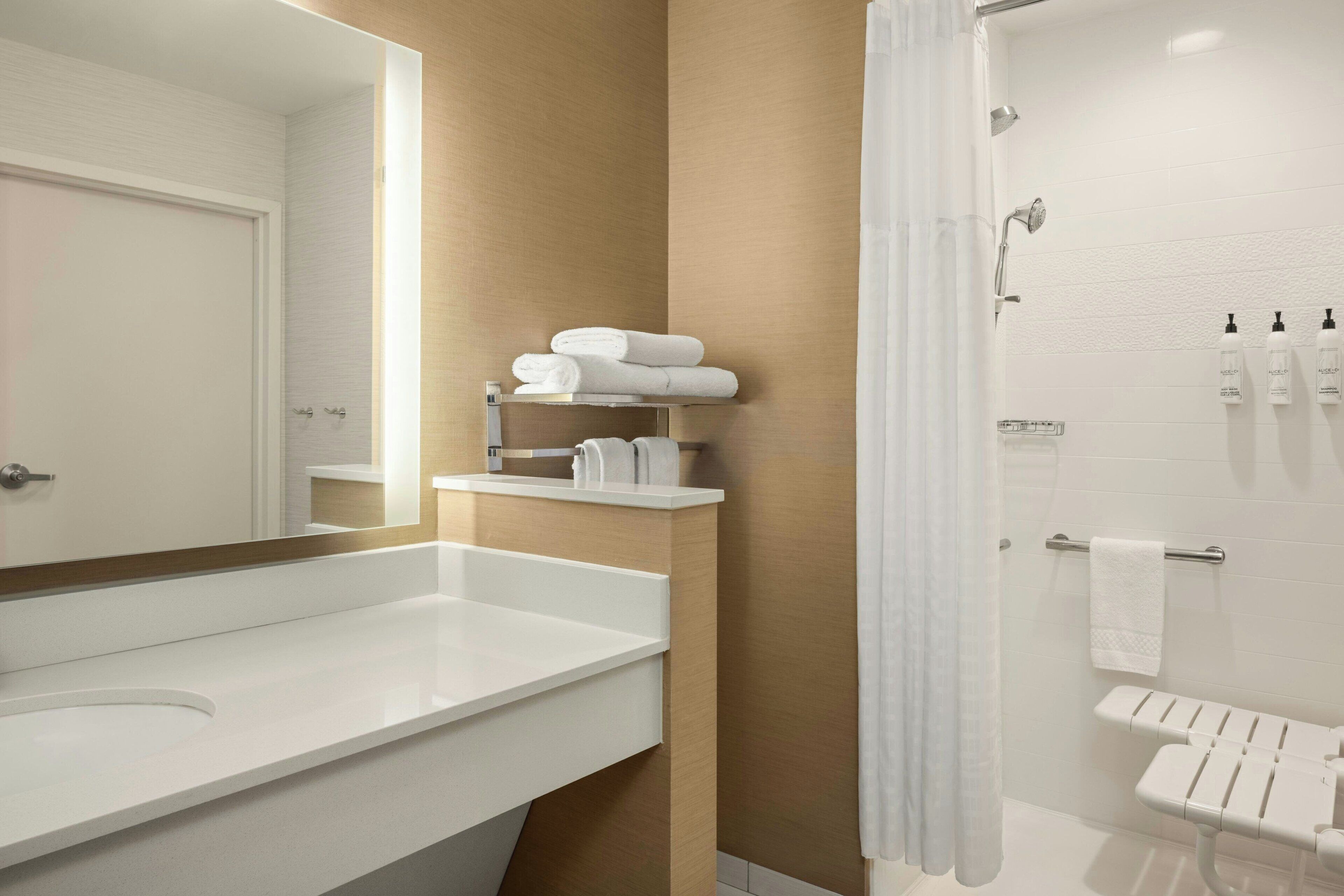 combined shower/bathtub, hair dryer, towels