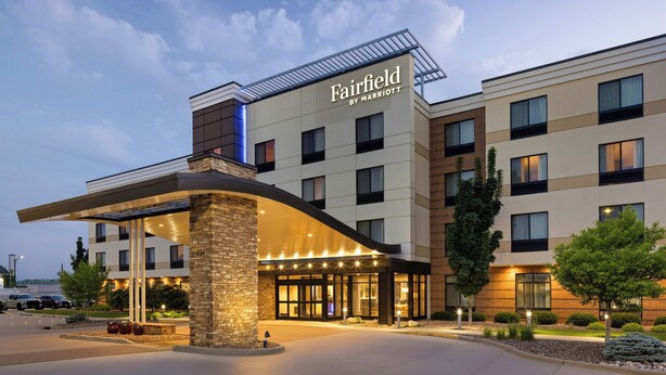 A Fairfield by Marriott hotel with a modern design, featuring a covered entrance, multiple floors, and a landscaped area with trees and shrubs. - Fairfield Inn & Suites by Marriott La Crosse Downtown (La Crosse)