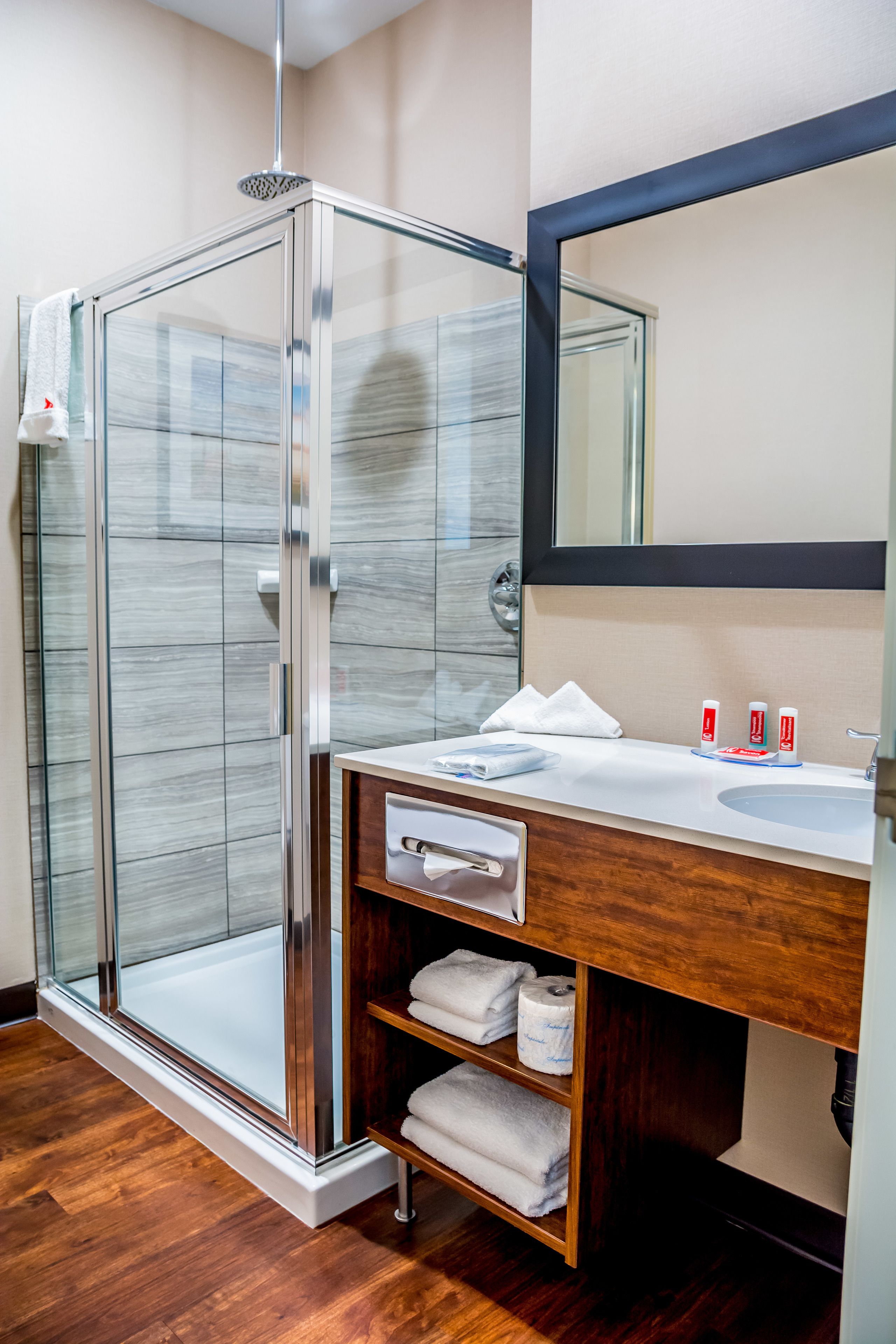 standard room, 1 queen bed, non smoking | bathroom | shower, hair dryer, towels