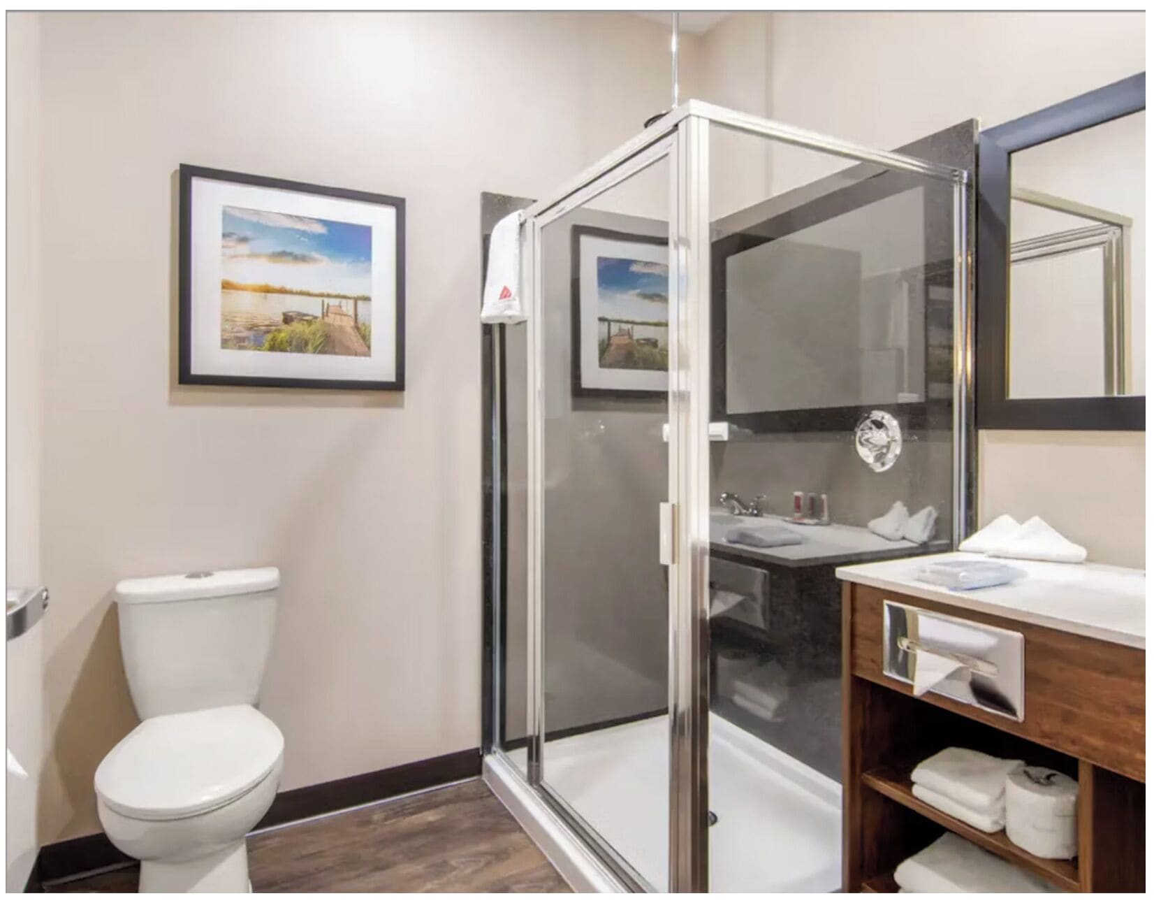 Kamer | Badkamer | Een douche, een haardroger, handdoeken