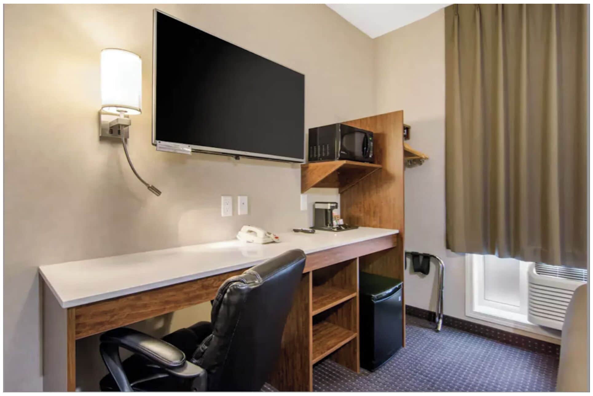 Een bureau, geluiddichte muren, gratis wifi, beddengoed