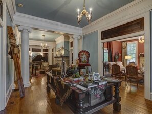 Miscellaneous - The English Merchant's Inn (Waxahachie)