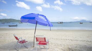 Ubicación a pie de playa, sombrillas y kayak