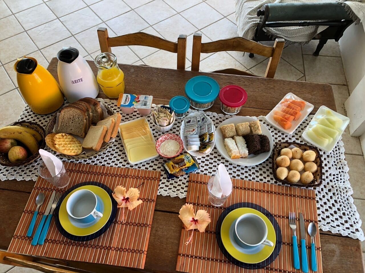 Ein Frühstückstisch mit verschiedenen Speisen und Besteck.