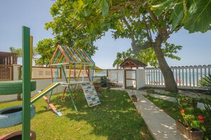 Zona de juegos infantil al aire libre