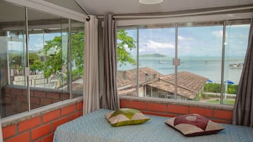 1 habitación, tabla de planchar con plancha y cunas gratuitas