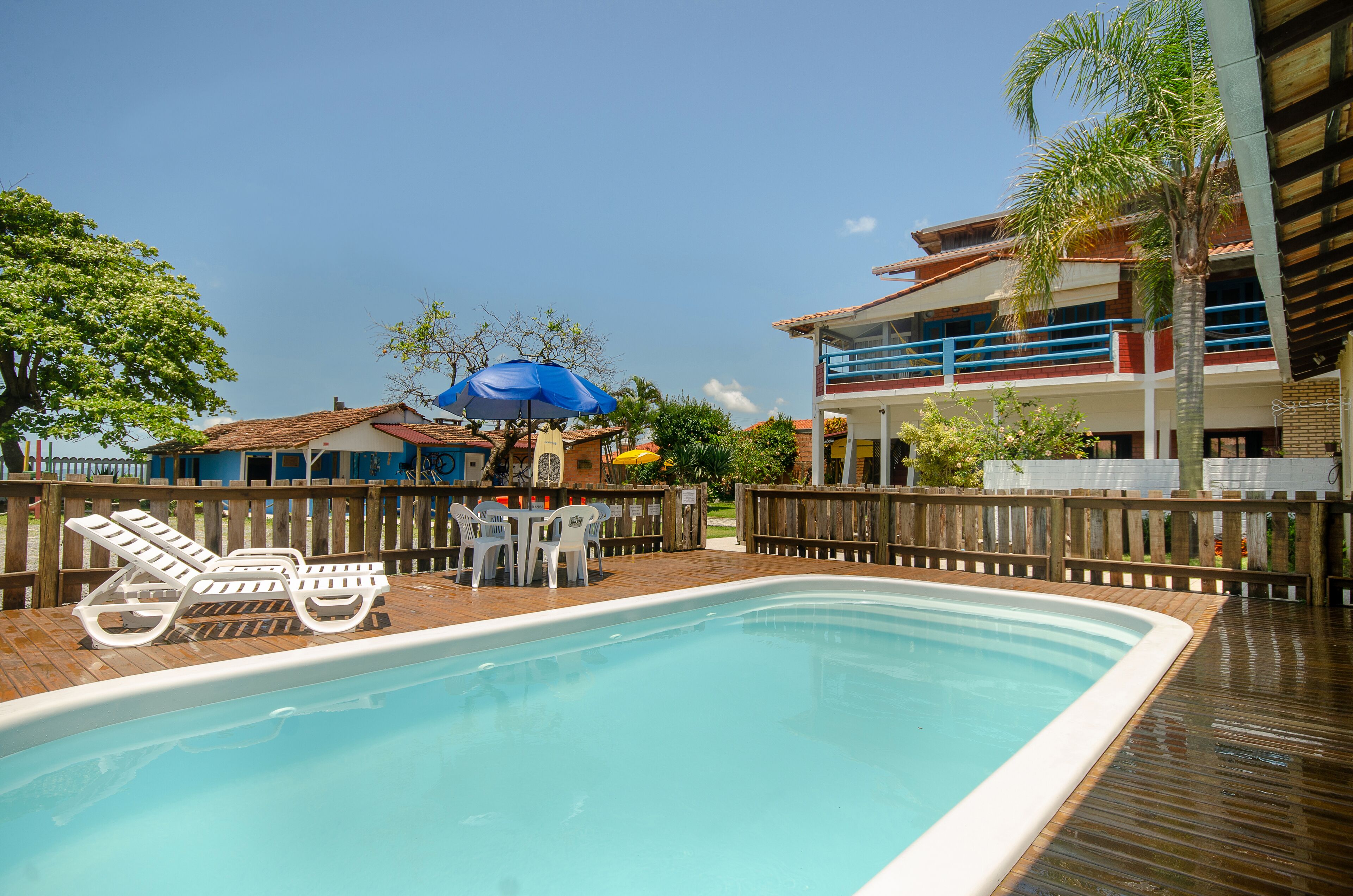 Een binnenzwembad, 2 buitenzwembaden en parasols bij het zwembad