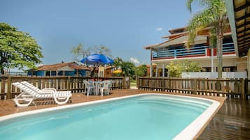 Een binnenzwembad, 2 buitenzwembaden en parasols bij het zwembad