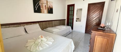 Quarto triplo | Frigobar, Wi-Fi de cortesia, roupa de cama