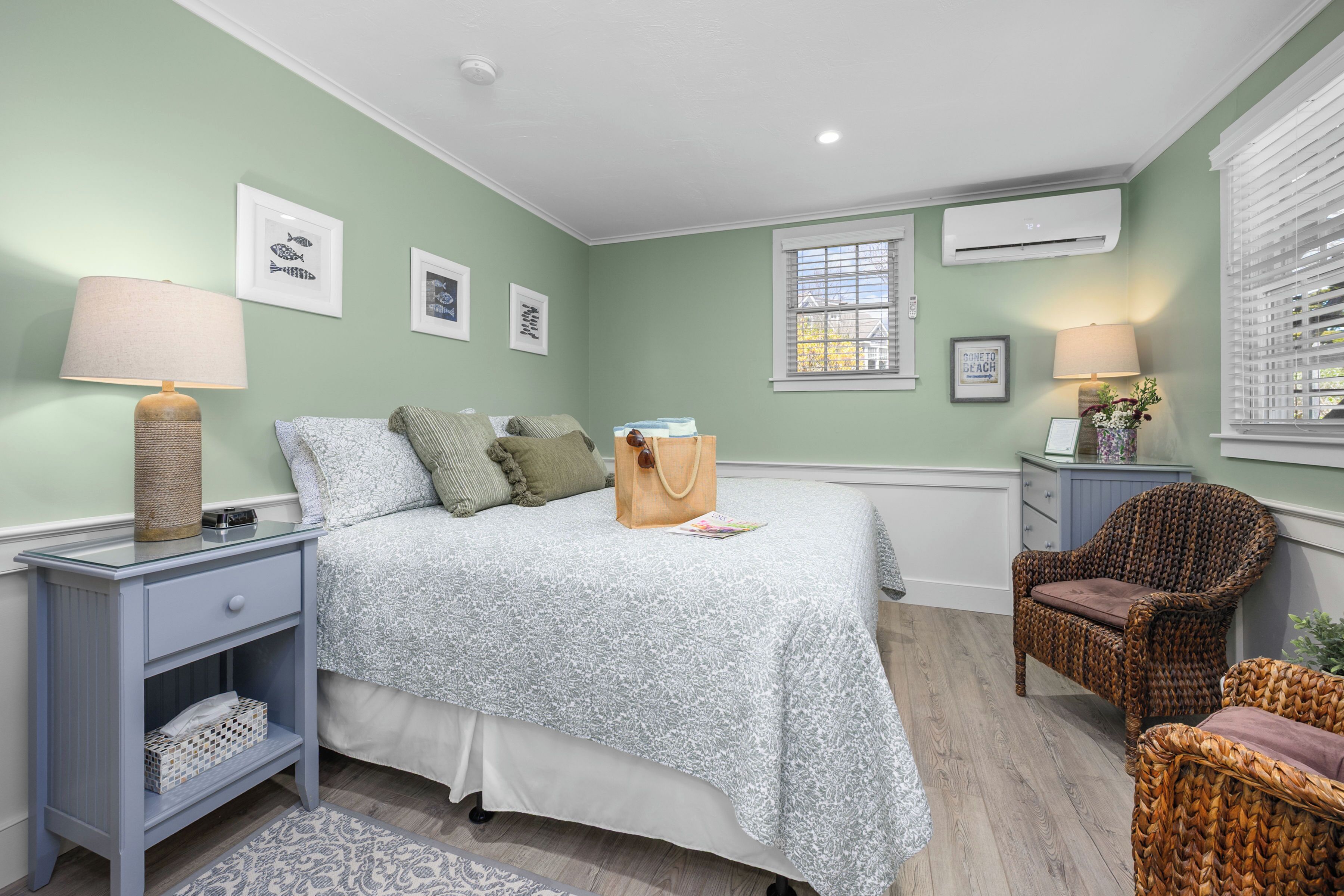 Petite King Room #10 | Ropa de cama de alta calidad y camas con pillow-top 