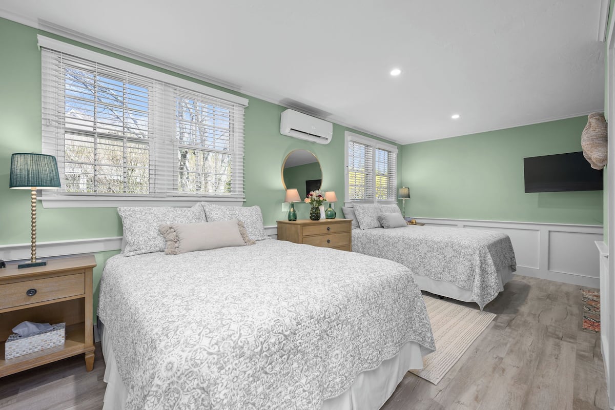 Premium Queen Room #12 | Ropa de cama de alta calidad y camas con pillow-top