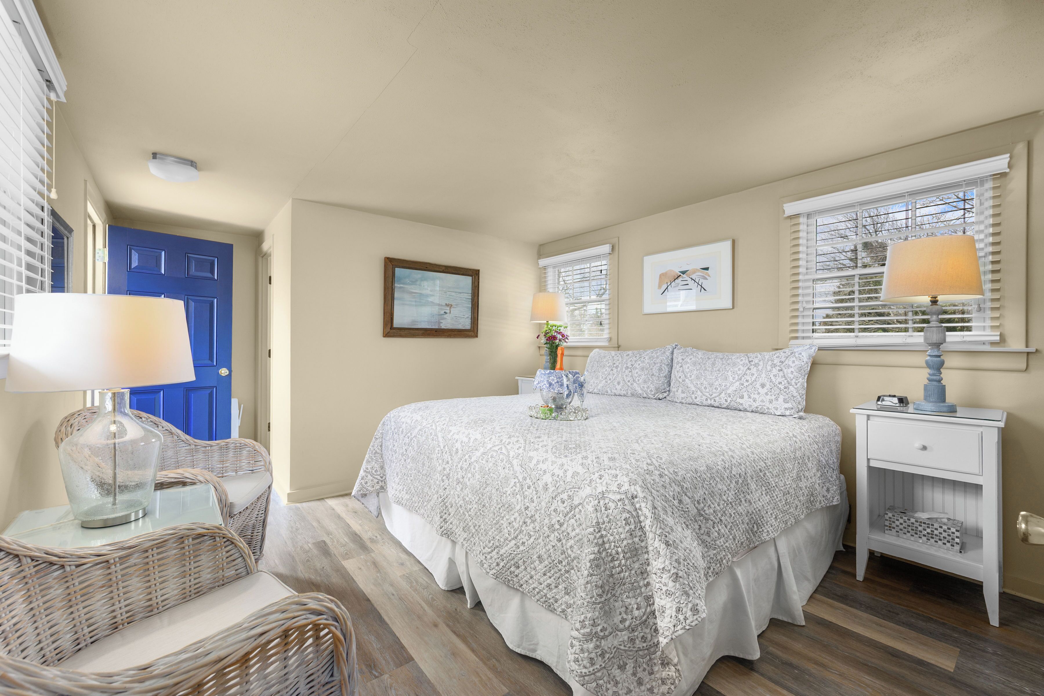 Habitación, baño privado (Deluxe King Bedroom #16) | Ropa de cama de alta calidad y camas con pillow-top 