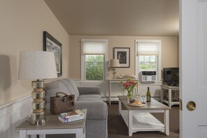 スイート 専用バスルーム (King Bedroom Nauset Suite) | リビング エリア | 45 インチの薄型テレビ (ケーブル放送視聴可)、テレビ、MP3 ドック