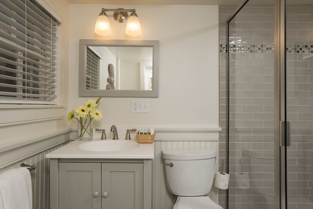 Ship's Knees Inn by null