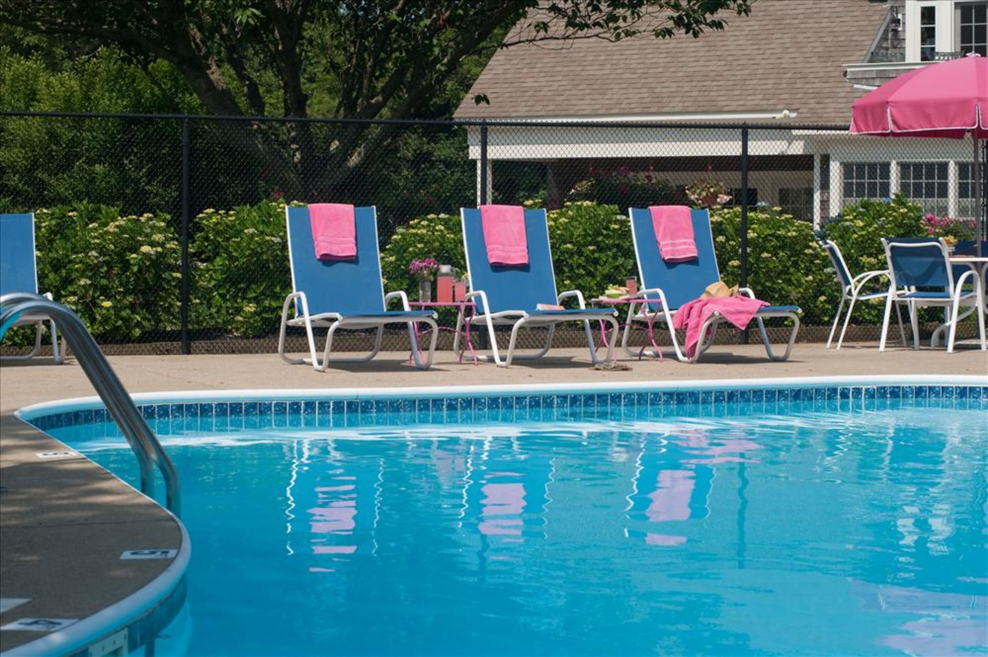 Piscina externa sazonal, espreguiçadeiras
