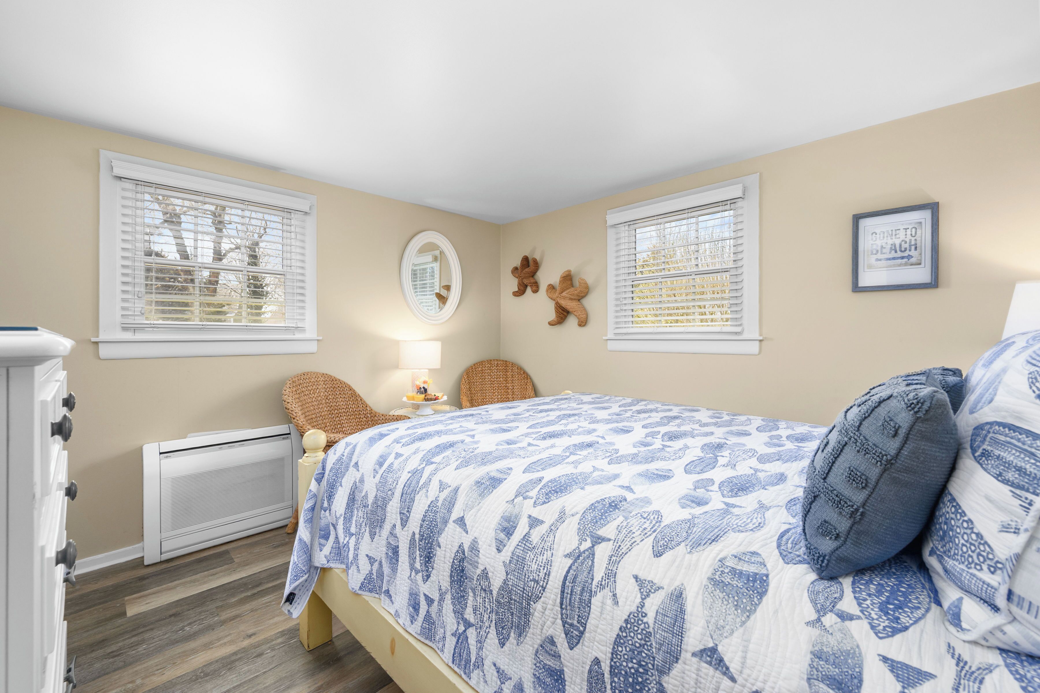 Habitación, baño privado (Petite Queen Bedroom #15) | Ropa de cama de alta calidad y camas con pillow-top 