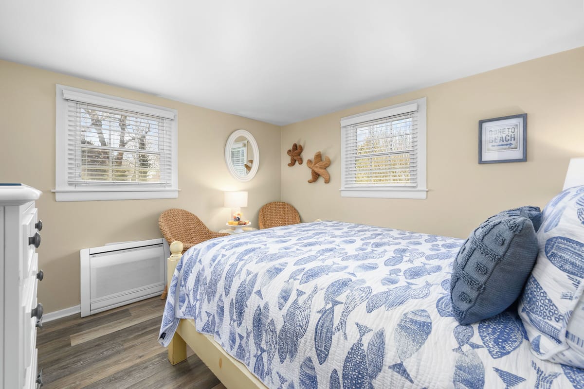 Habitación, baño privado (Petite Queen Bedroom #15) | Ropa de cama de alta calidad y camas con pillow-top