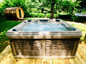 Outdoor spa tub