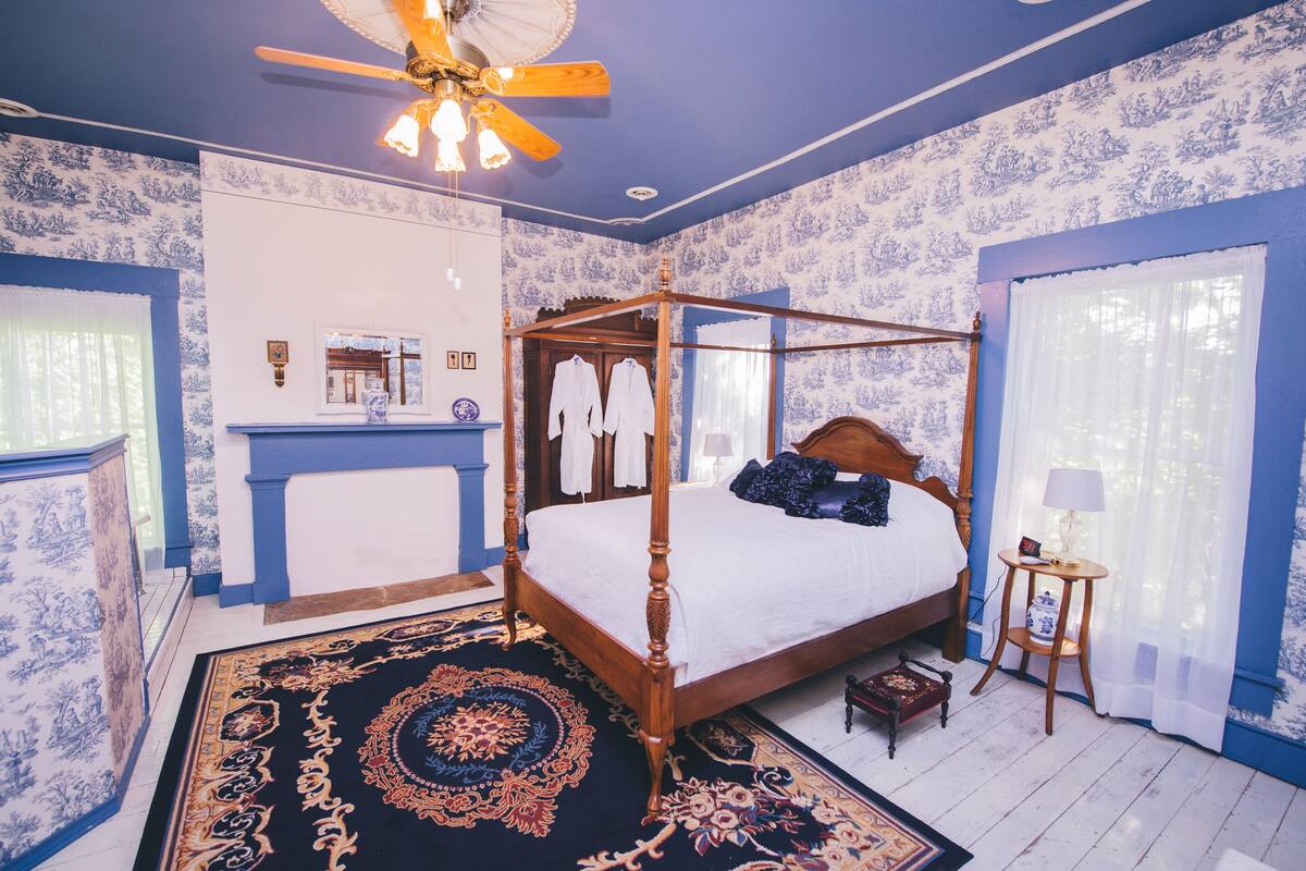 The Caroline Room | Premium bedding, pillow-top beds, iron/ironing board, rollaway beds