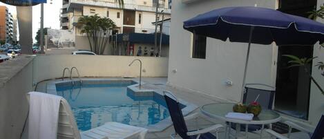 Una piscina al aire libre