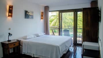 In-room safe, soundproofing, free WiFi, bed sheets