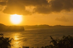Ubicación cercana a la playa, tumbonas, sombrillas y toallas de playa