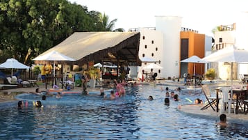 3 AuĂenpools, Sonnenschirme, LiegestĂŒhle