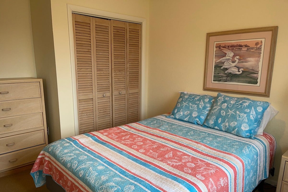 1 bedroom, iron/ironing board, free wired internet, bed sheets