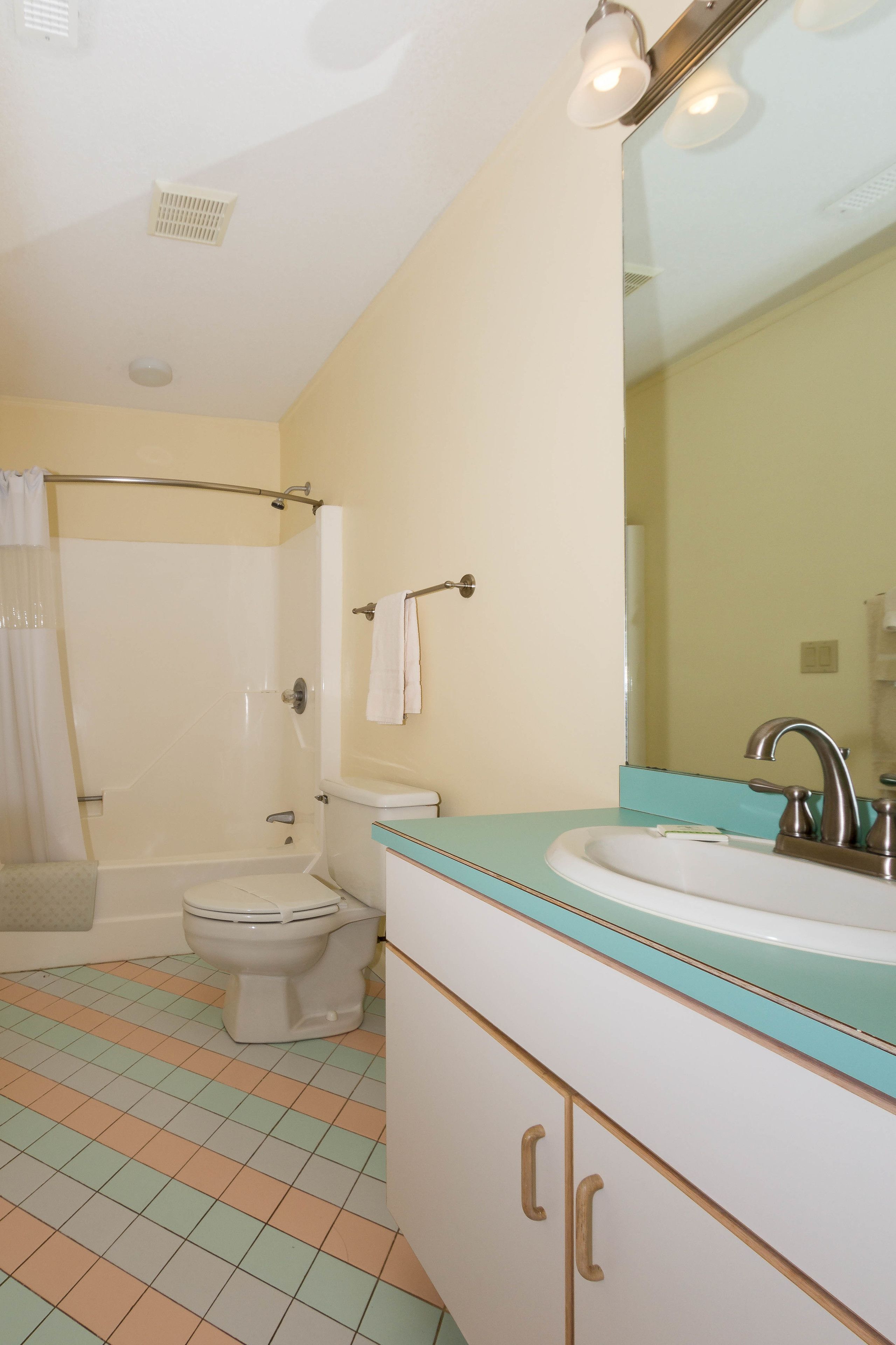 Une salle de bain avec des toilettes, un lavabo et une douche.